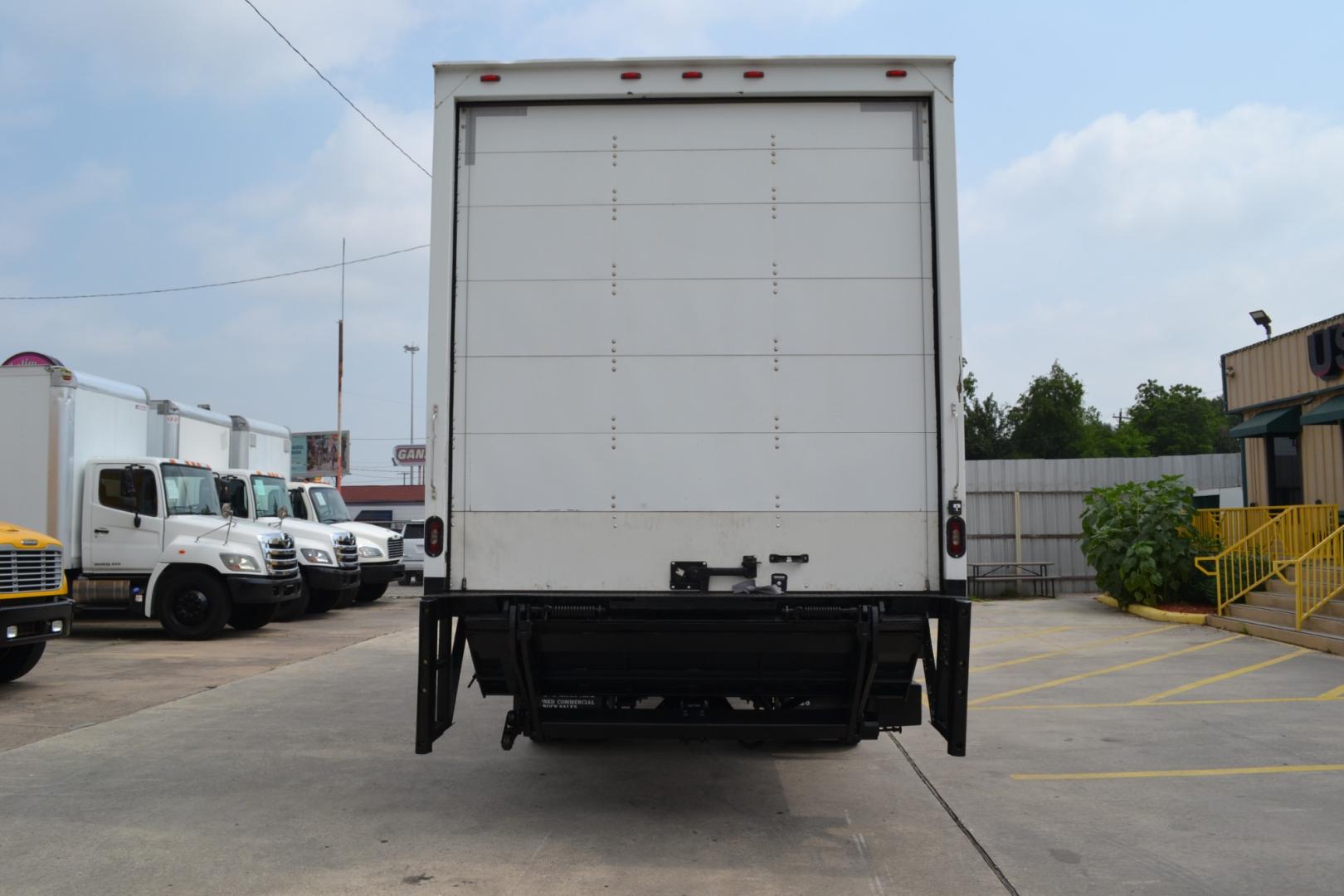 2019 WHITE /BLACK FREIGHTLINER M2-106 with an CUMMINS B6.7L 240HP engine, ALLISON 2500RDS AUTOMATIC transmission, located at 9172 North Fwy, Houston, TX, 77037, (713) 910-6868, 29.887470, -95.411903 - 26,000LB GVWR NON CDL, MORGAN 26FT BOX, 13FT CLEARANCE , 103" X 102", AIR RIDE, DUAL 50 GALLON FUEL TANKS, WALTCO 2,500LB CAPACITY STEEL LIFT GATE, POWER WINDOWS & LOCKS, COLD A/C, - Photo#5